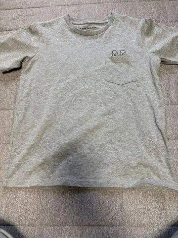 KAWS:HOLIDAY JAPAN 그레이 티셔츠