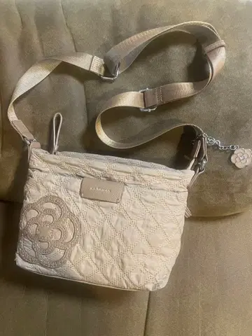 CLATHAS 베이지 퀼팅 숄더백 클레이사스