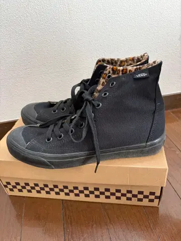 VANS 블랙 하이컷 스니커즈