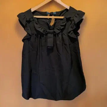 프릴 장식 블랙 슬리브리스 상의