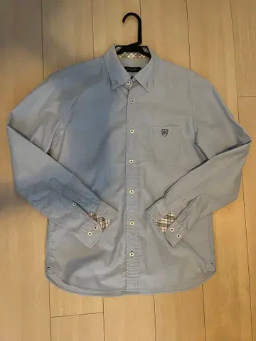 라이트 블루 버튼 다운 셔츠