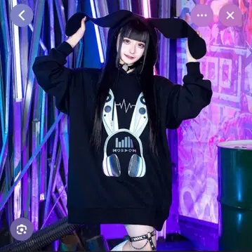 LISTEN FLAVOR 블랙 후드 부착 맨투맨