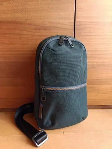 삼소나이트 마이스터 슬링 바디백 네이비