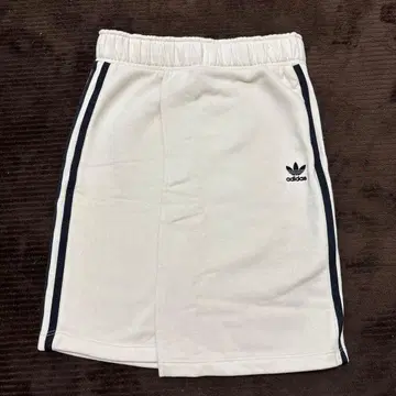 adidas 화이트 미니 스커트 사이드 스트라이프