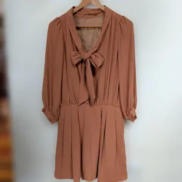 브라운 리본 포함 긴팔 무릎 기장 원피스