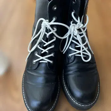 스터드 장식 블랙 레더 부츠