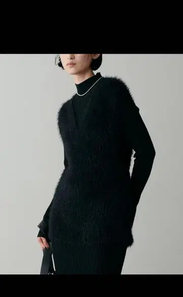 NICECLAUP 셋업 블랙 니트 원피스와 페더 베스트