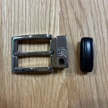 던힐 실버 금속 버클과 블랙 가죽 스트랩