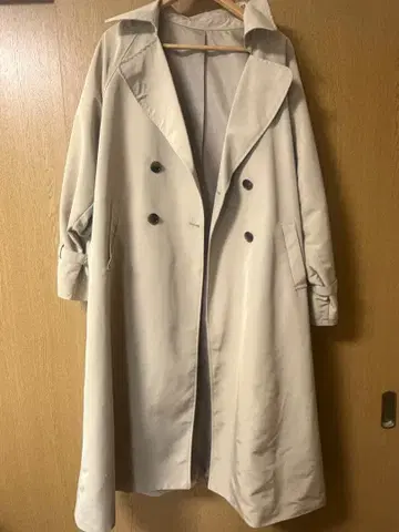 베이지 더블 브레스트 트렌치코트