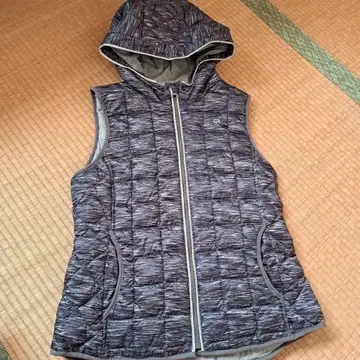 [GAP] 후드 부착 그레이 계열 퀼팅 베스트 (여성용 S)