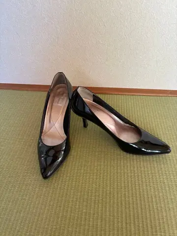 토끼와 에나멜 블랙 스틸레토 하이힐