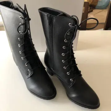 레이스업 블랙 부츠 중간 힐