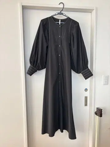 디니테고리에 블랙 스티치 원피스 긴팔 볼륨 슬리브