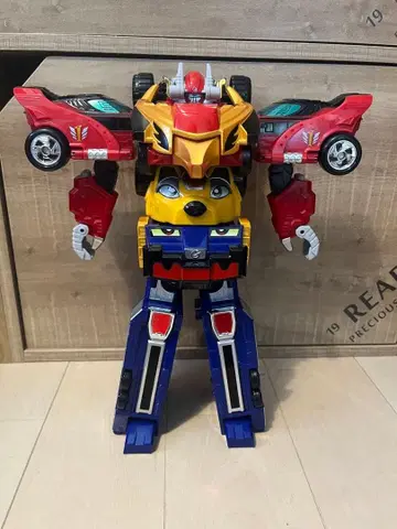 변형 기능이 있는 로봇 캐릭터