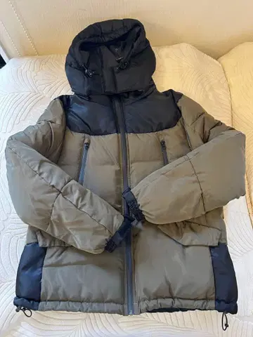 후드 부착 다운 자켓 올리브 그린/블랙