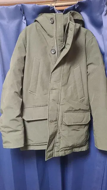 유니클로 논퀼트 다운 자켓 카키 M