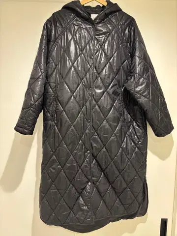 CHERI 퀼팅 롱 코트 블랙