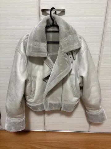 AIRULA 화이트 무스탕 코트 숏 기장