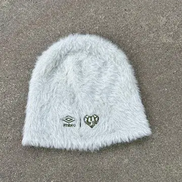 [ 초레어 완판템 ] umbro x hth 퍼 비니 화이트