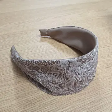 컴플렉스 비즈 베이지 헤어밴드 머리띠