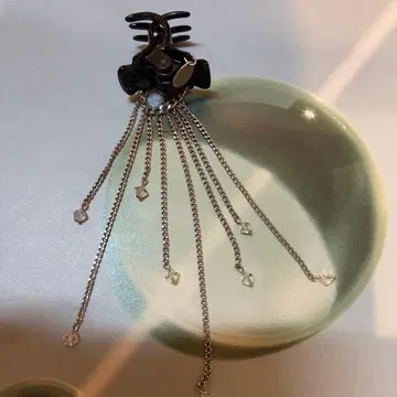 컴플렉스 비즈 체인 달린 블랙 헤어 클립