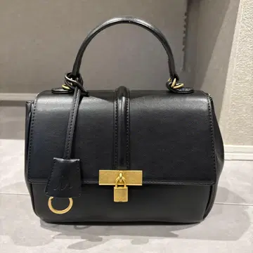 Mila Owen 와이드 숄더 패드 락 핸드백