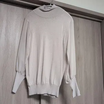 라이트 베이지 하이넥 니트 Lilly Lynque