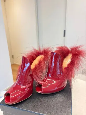 빨간색 오픈토 펌프스 퍼 포함