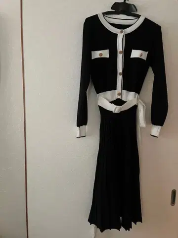 BARNAHAN 벨트 플리츠 니트 원피스