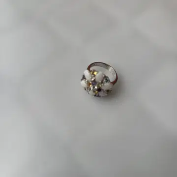 화이트 오팔 꽃 모양에 작은 시트린과 자수정을 뿌린 반지