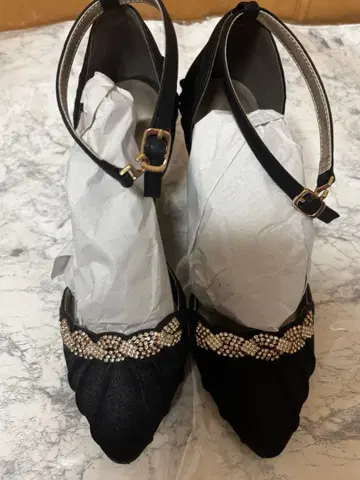 비쥬 장식 블랙 오픈토 펌프스