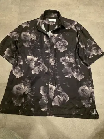 STUDIOUS 반팔 셔츠 블랙 모노톤 꽃무늬