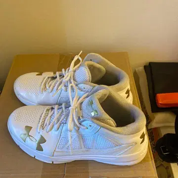 언더아머 농구화 화이트