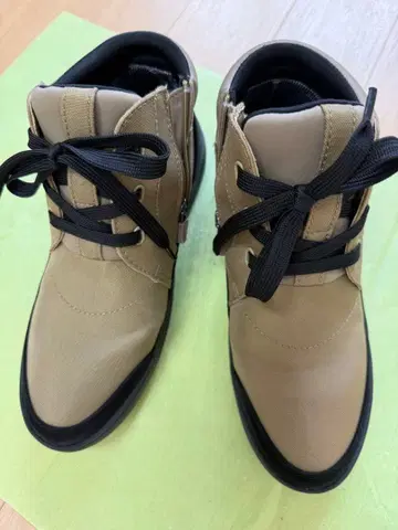 베이지 하이컷 스니커즈 지퍼 포함