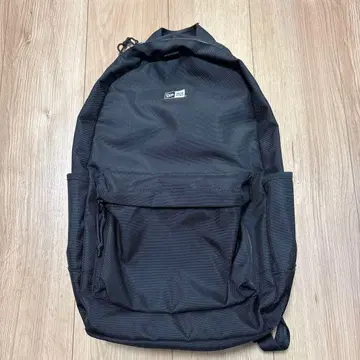 NEW ERA 블랙 백팩