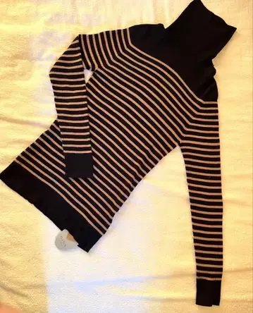 컨디션 최상 디노스 다마 블랙 카멜 보더 터틀 니트