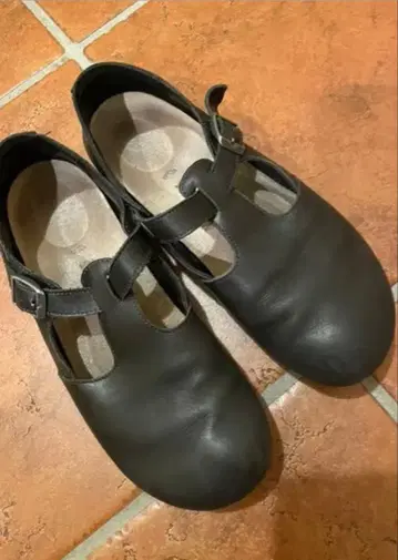 BIRKENSTOCK 블랙 T스트랩 로퍼 37