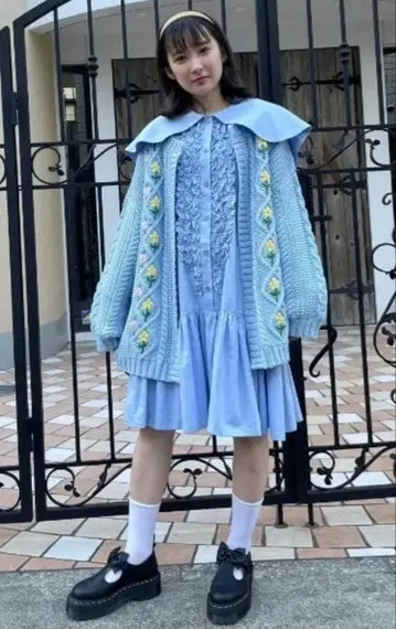 캔디 스트리퍼 라이트 블루 꽃무늬 자수 오버 사이즈 가디건