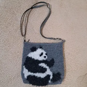 팬더 디자인의 숄더백