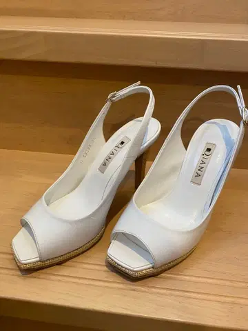 DIANA 화이트 오픈토 샌들