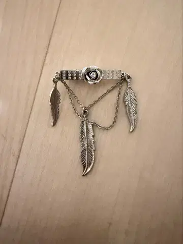 깃털과 로즈의 메탈 브로치