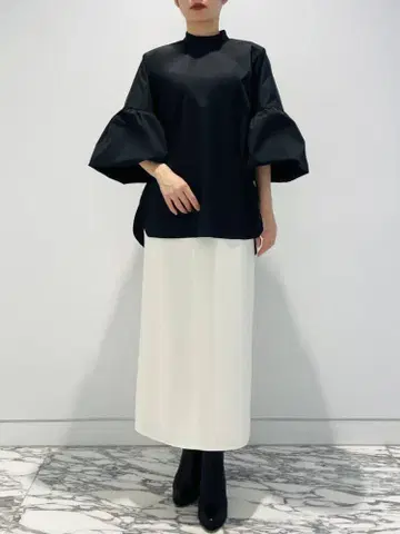 엠프리미어 벌룬 슬리브 하이넥 상의 블랙