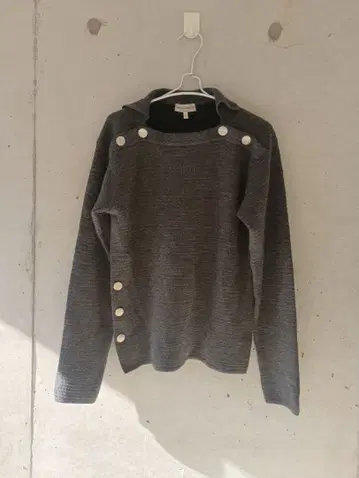 EMPORIO ARMANI 변형 디자인 니트