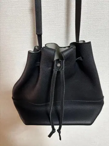 블랙 가죽 버킷 숄더백