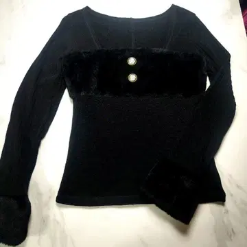 d.i.a. 퍼 달린 블랙 긴팔 상의