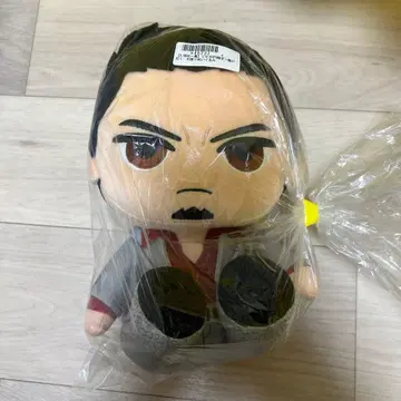 용과 같이 앉아있는 봉제 인형 키류 카즈마