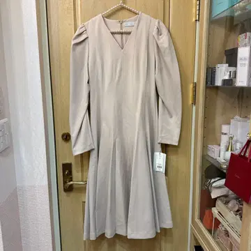 새상품 택 포함 셀포드 베이지 V넥 스트레치 플레어 원피스