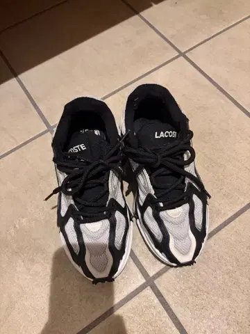 LACOSTE 블랙/화이트 스니커즈