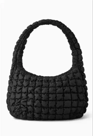 COS 블랙 퀼팅 숄더백