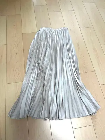 UNTITLED 새틴 플리츠 스커트